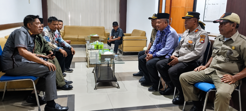 Foto Suasana Saat Bupati Haerul Warisin Berdialog dengan Kepala Bakesbangpoldagri Lotim, Camat Aikmel dan Perwakilan Demonstran di Luar Aula Rapat Bupati, Pada Kamis (20/8/2026) (Dok. Pribadi)